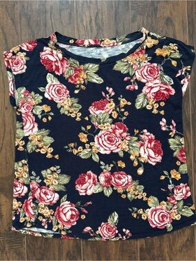 Maurice’s Medium Navy |24/7 Fairhaven Floral Tee